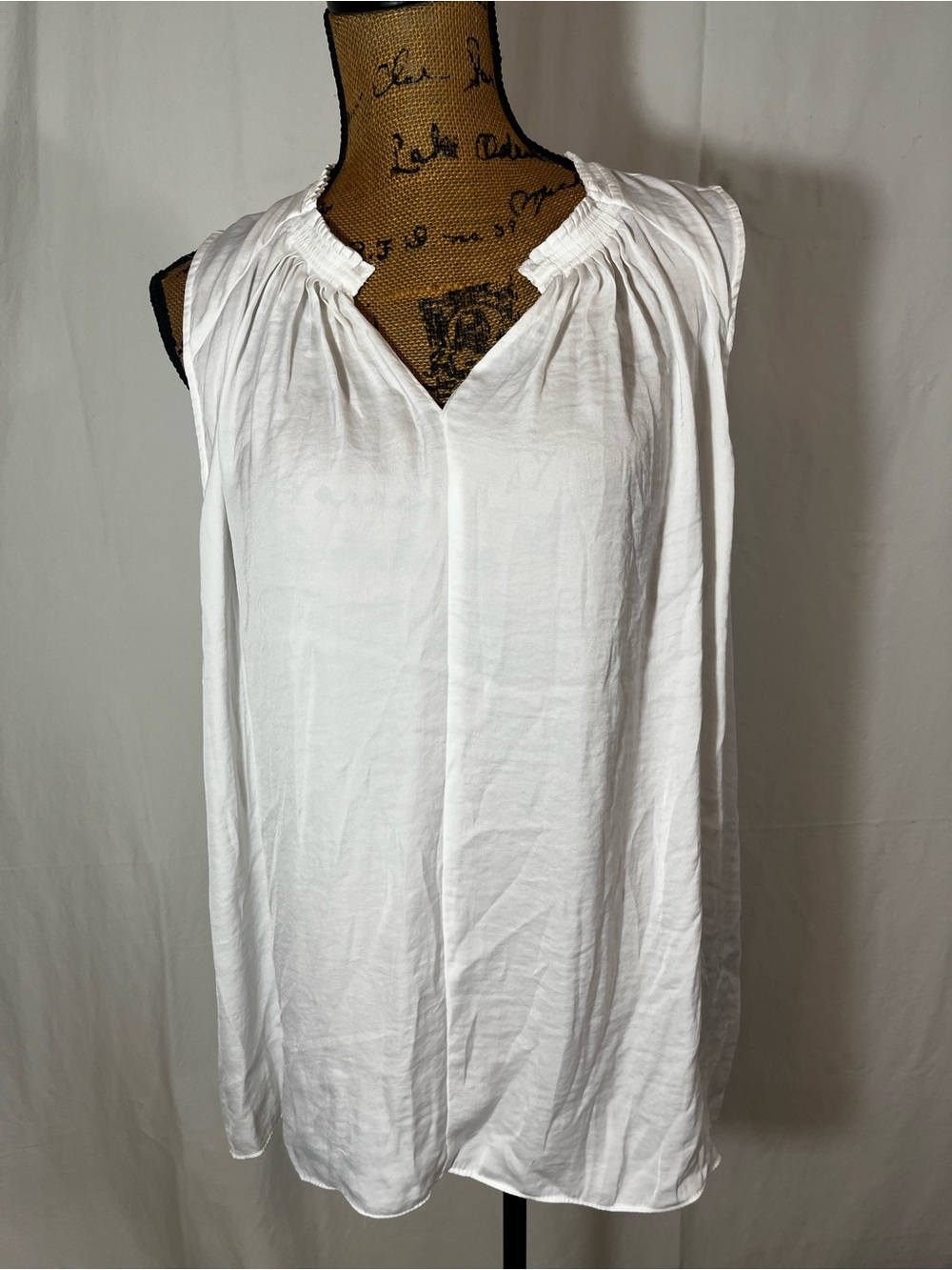 Simply Vera Vera Wang White Sleeveless Gathered V-Neck Blouse Sz L
